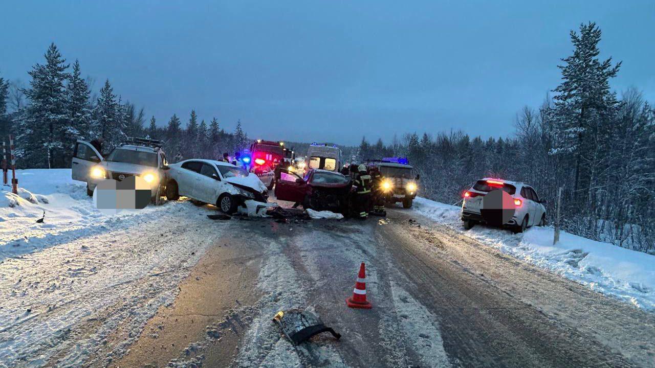 Два человека пострадали в массовой аварии в районе поселка Шонгуй